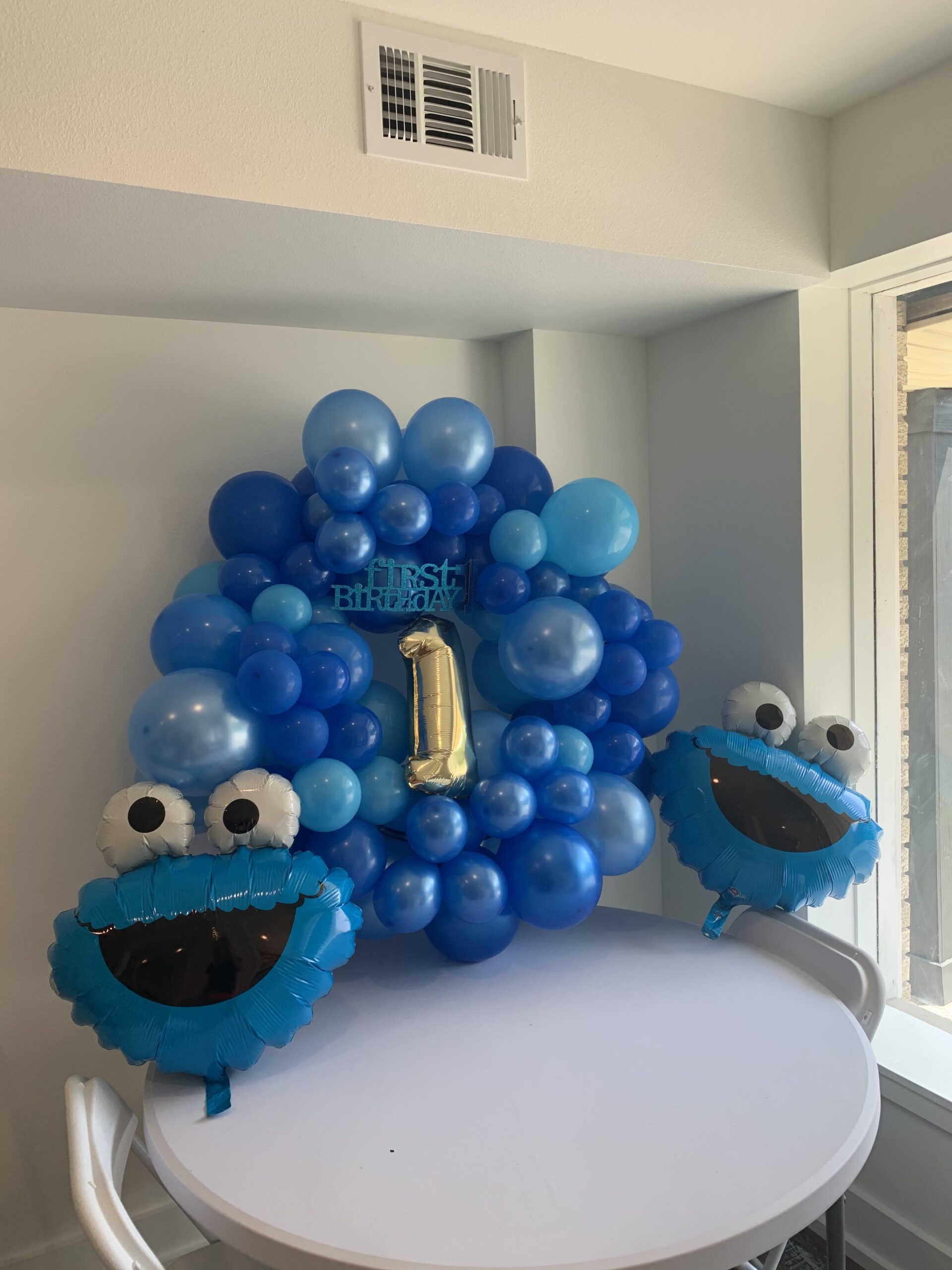 How to make a cookie monster balloon arch!